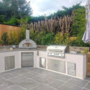 Outdoor-kitchen-installation